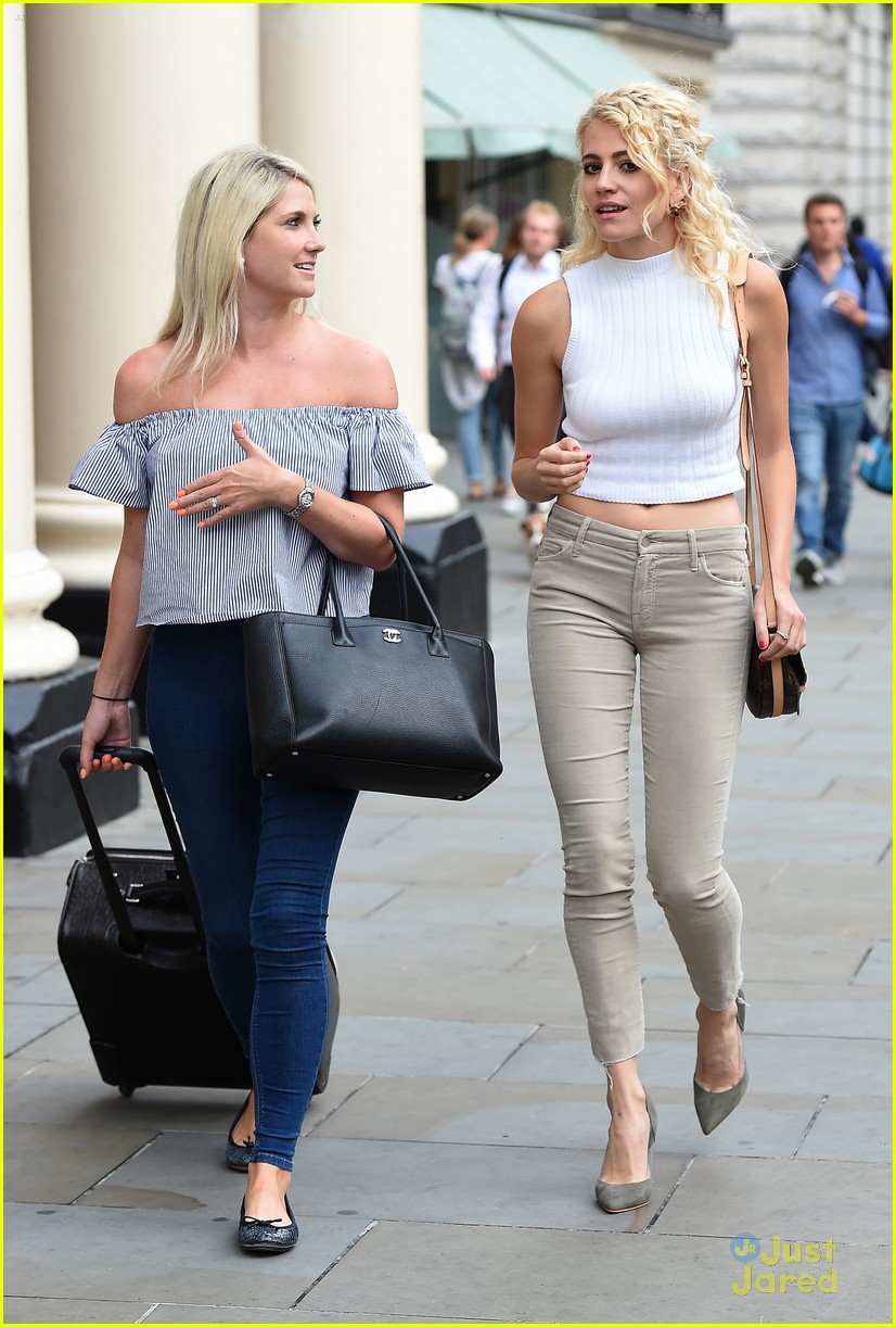 oliver cheshire qatar races pixie lott to from haymarket 07