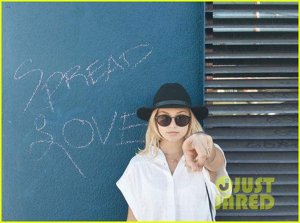 olivia holt loves reese witherspoon 01