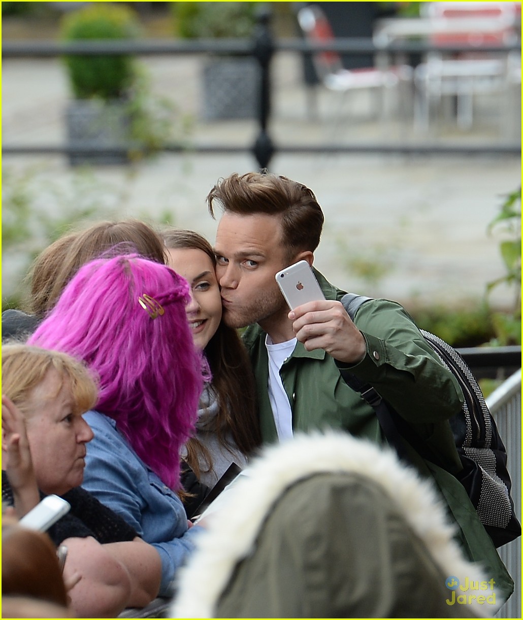 olly murs kissing fans radio tour stop 01