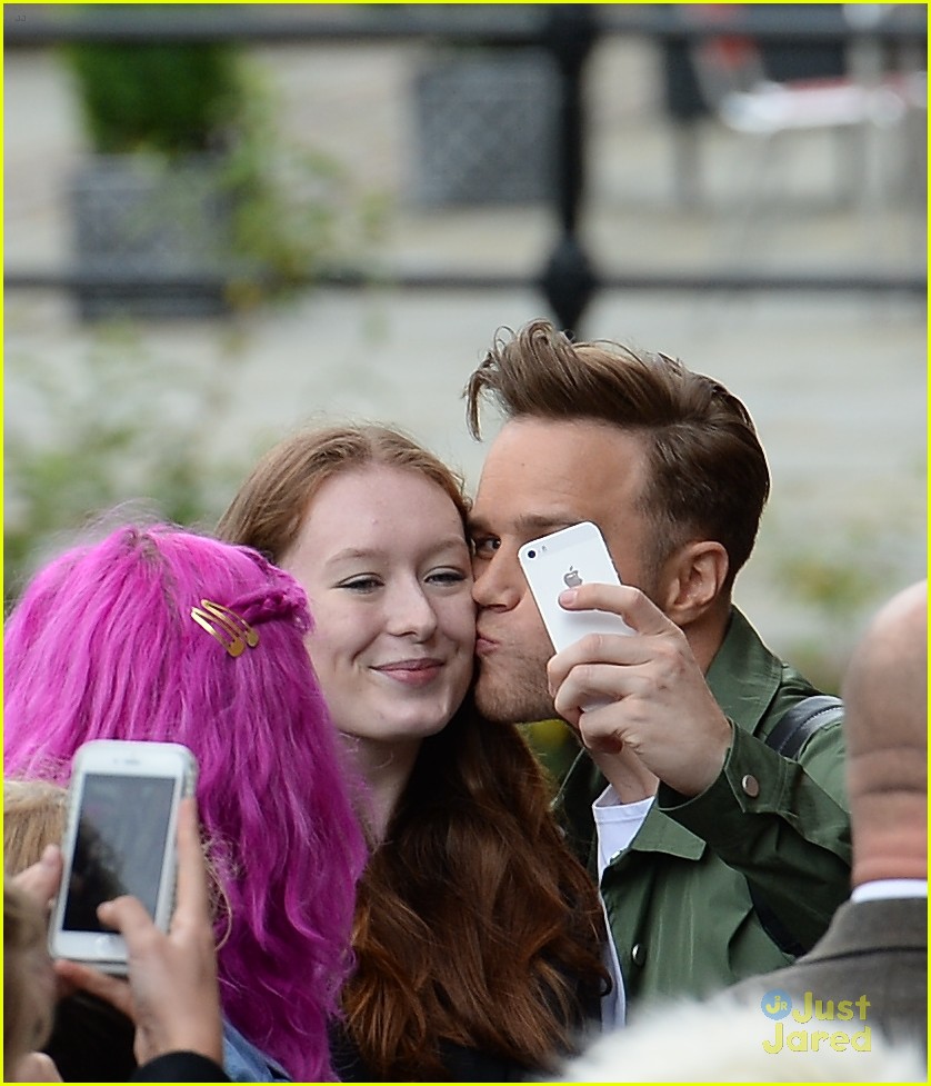olly murs kissing fans radio tour stop 06