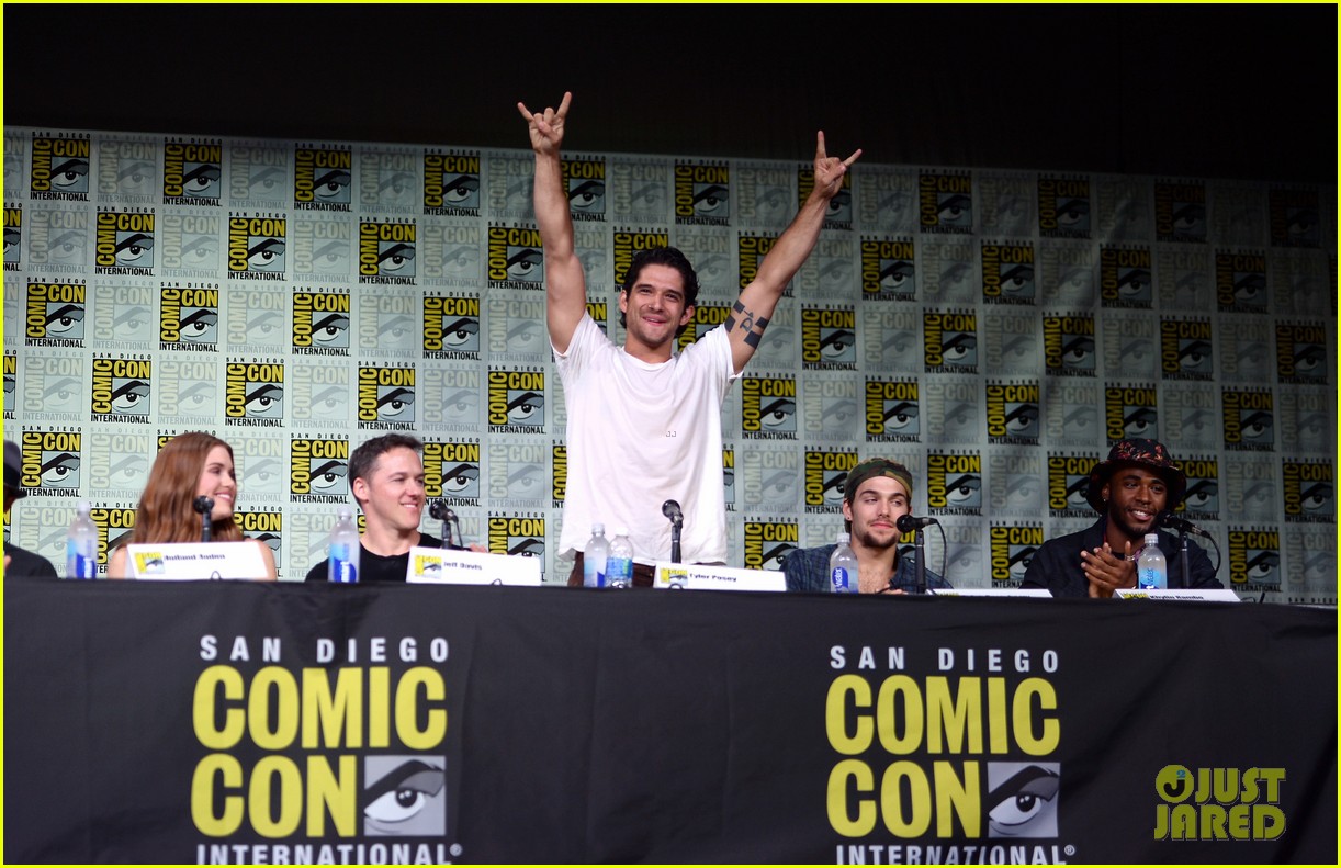 tyler posey does flashdance wet t shirt dance for comic con 04