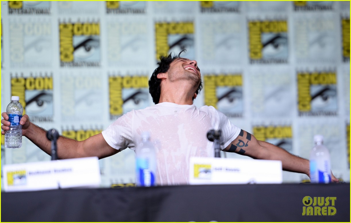 tyler posey does flashdance wet t shirt dance for comic con 15