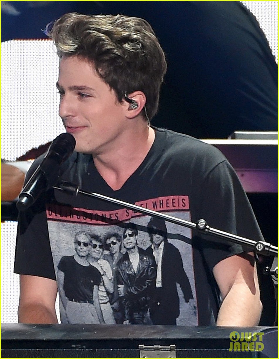 charlie puth performs slow version of we dont talk anymore at teen choice awards 2016 01