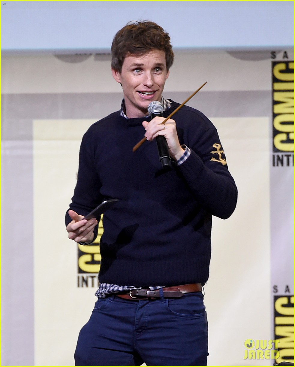 eddie redmayne hands out free wants at comic con 2016 01