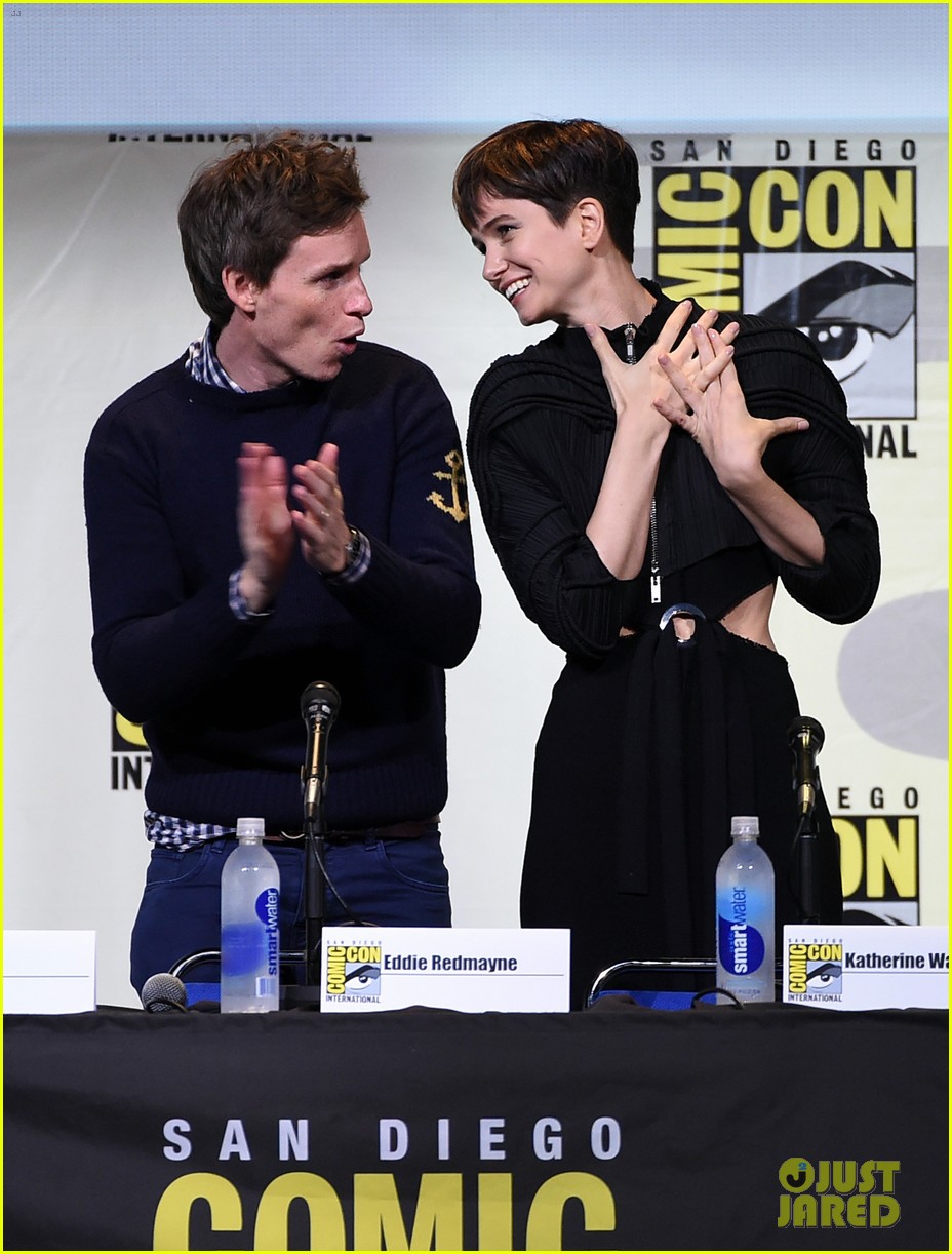 eddie redmayne hands out free wants at comic con 2016 05