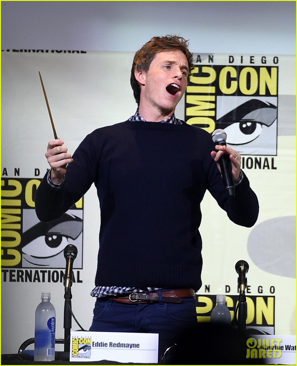 eddie redmayne hands out free wants at comic con 2016 14