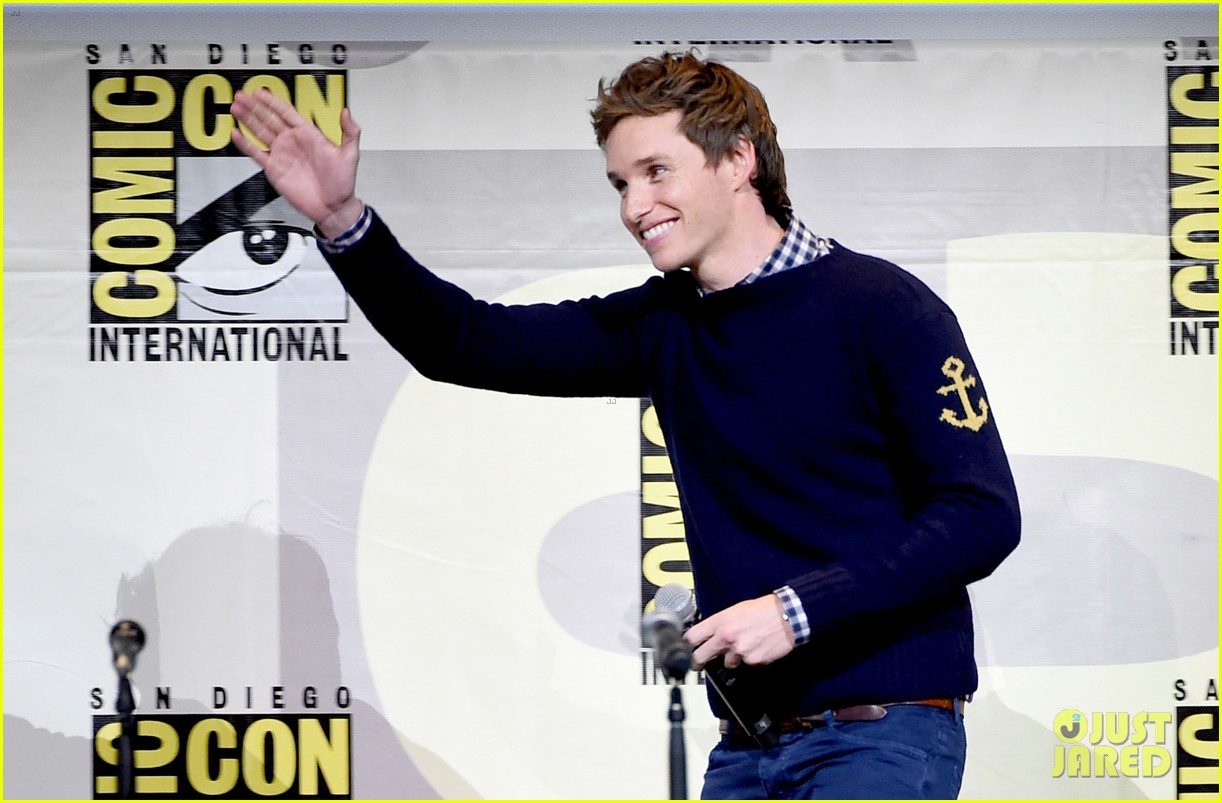 eddie redmayne hands out free wants at comic con 2016 17