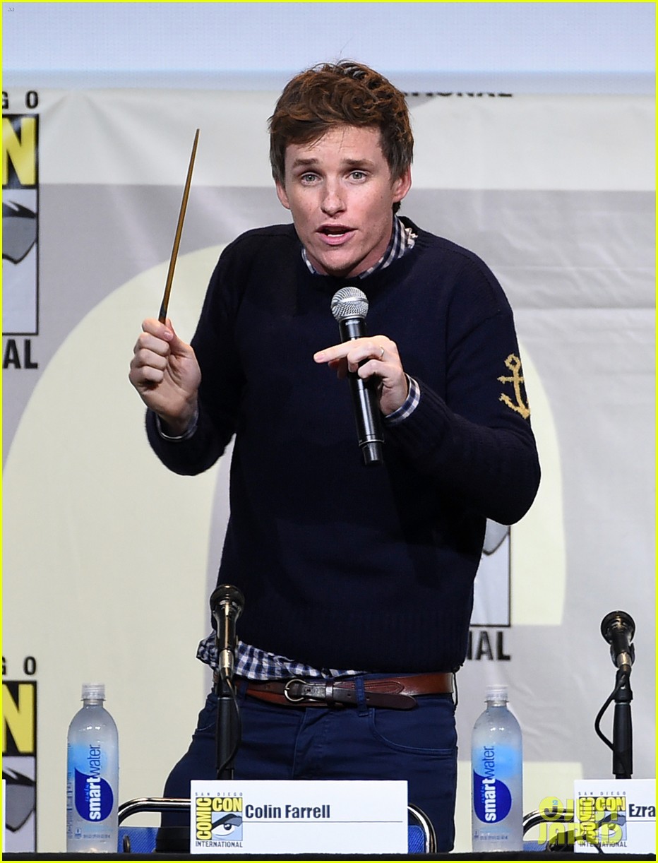 eddie redmayne hands out free wants at comic con 2016 18
