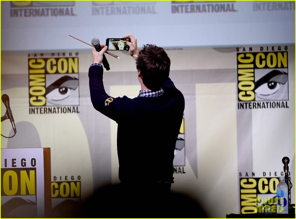 eddie redmayne hands out free wants at comic con 2016 19