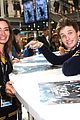 eddie redmayne hands out free wants at comic con 2016 06