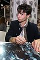 eddie redmayne hands out free wants at comic con 2016 10