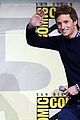 eddie redmayne hands out free wants at comic con 2016 13