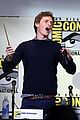 eddie redmayne hands out free wants at comic con 2016 14