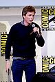 eddie redmayne hands out free wants at comic con 2016 16