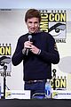 eddie redmayne hands out free wants at comic con 2016 24