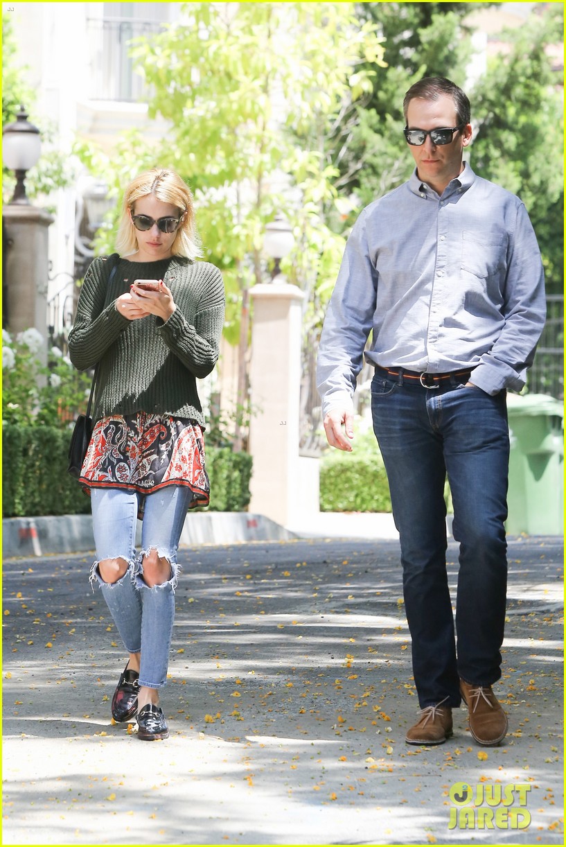 emma roberts goes house hunting in beverly hills01112