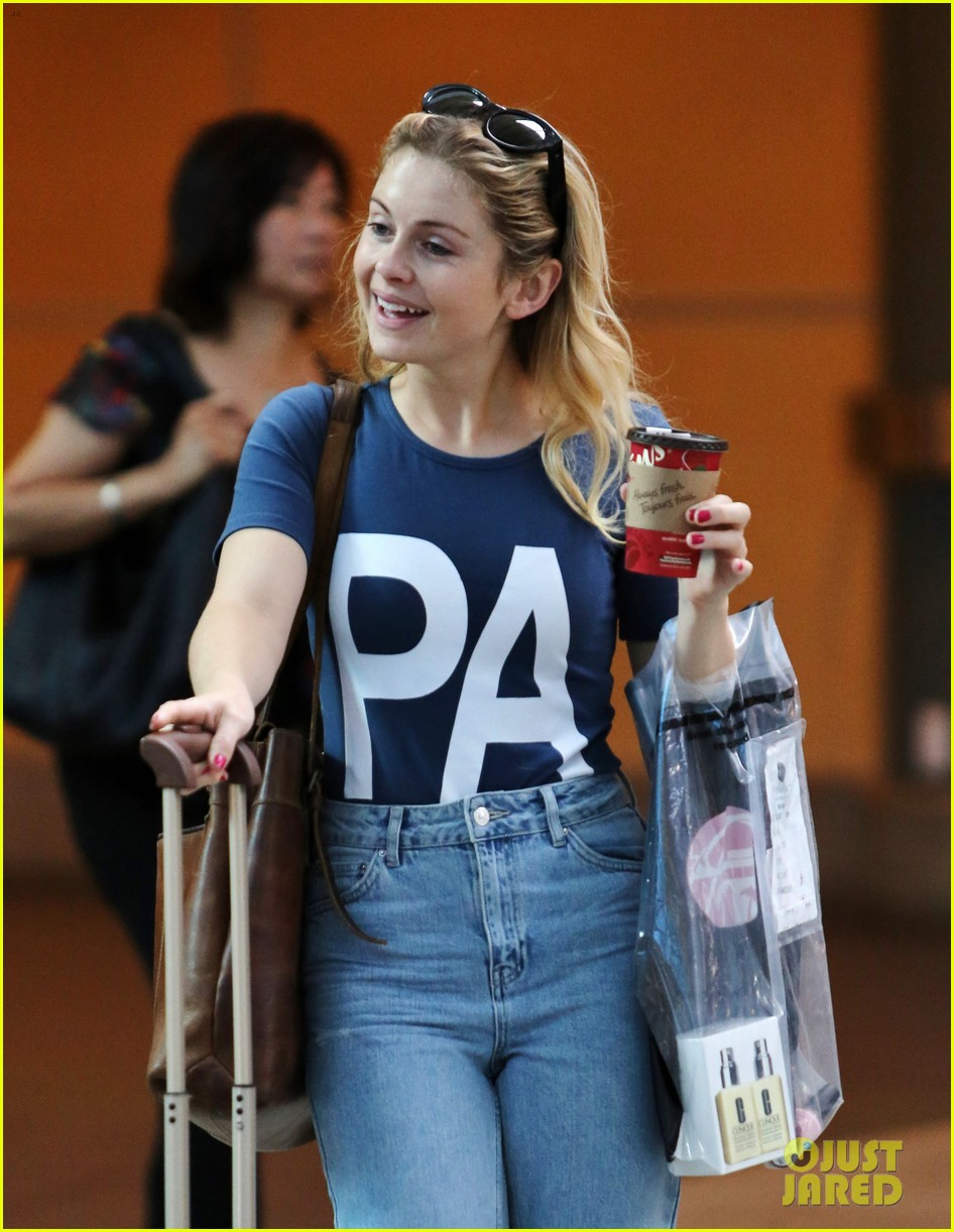 rose mciver vancouver airport after comic con 01