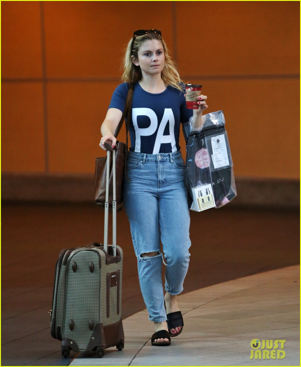 rose mciver vancouver airport after comic con 04