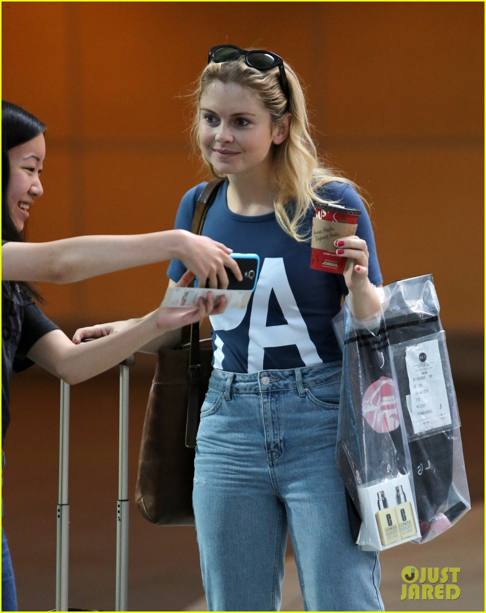 rose mciver vancouver airport after comic con 05