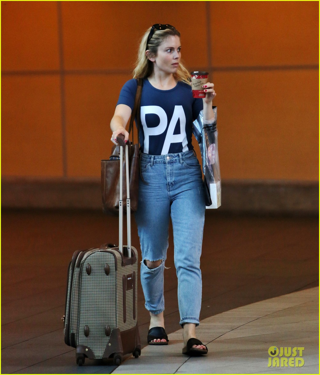rose mciver vancouver airport after comic con 07