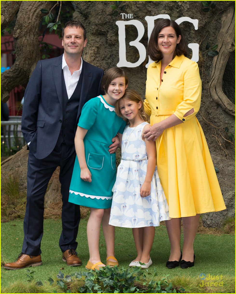 ruby barnhill bfg uk premiere with family 01