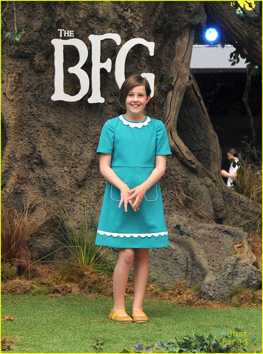 ruby barnhill bfg uk premiere with family 02