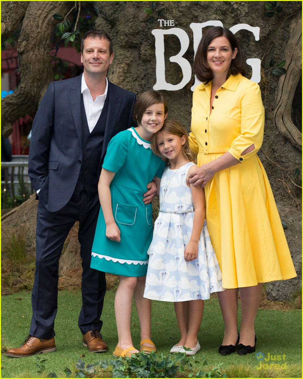 ruby barnhill bfg uk premiere with family 13