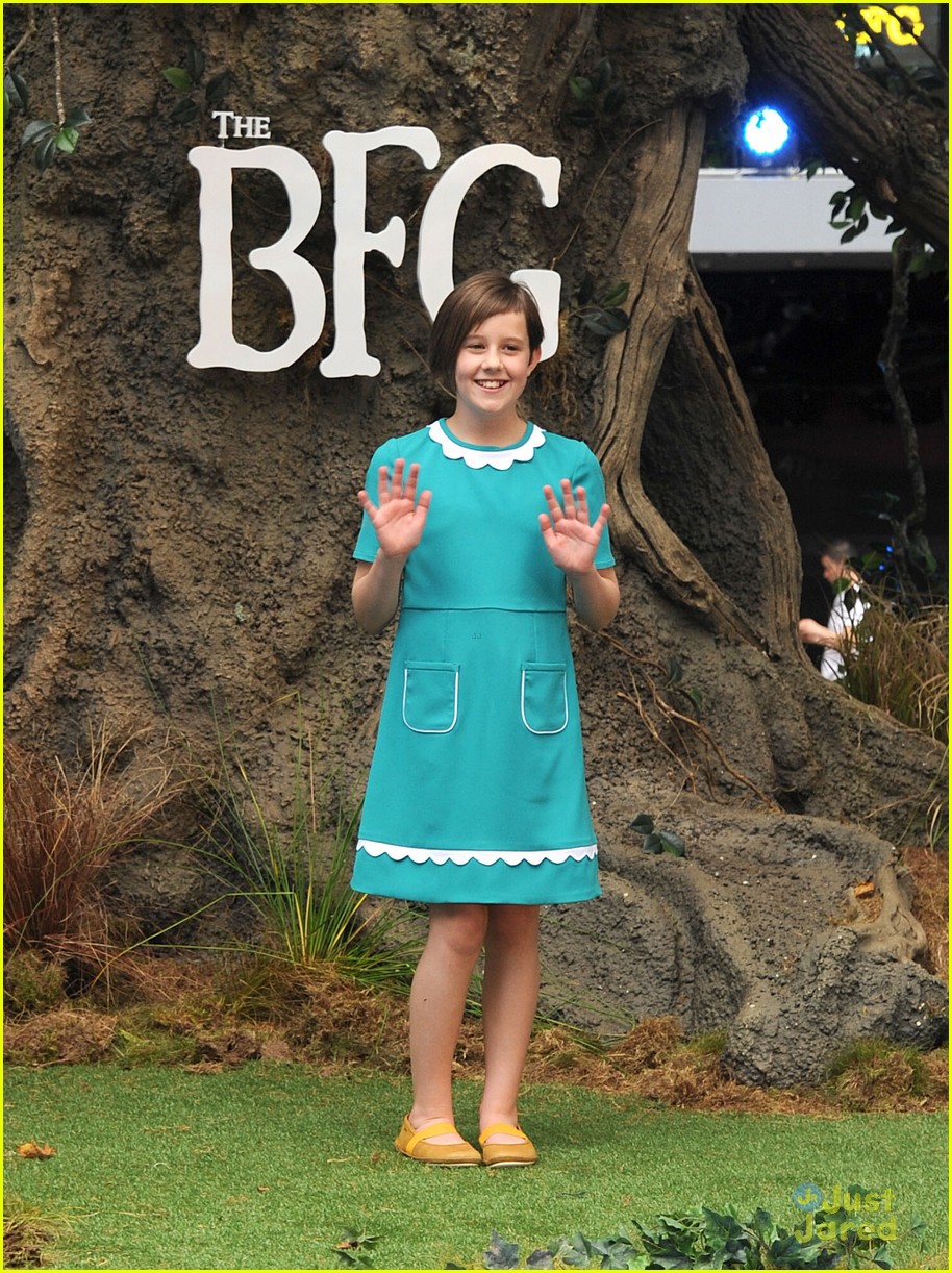 ruby barnhill bfg uk premiere with family 15