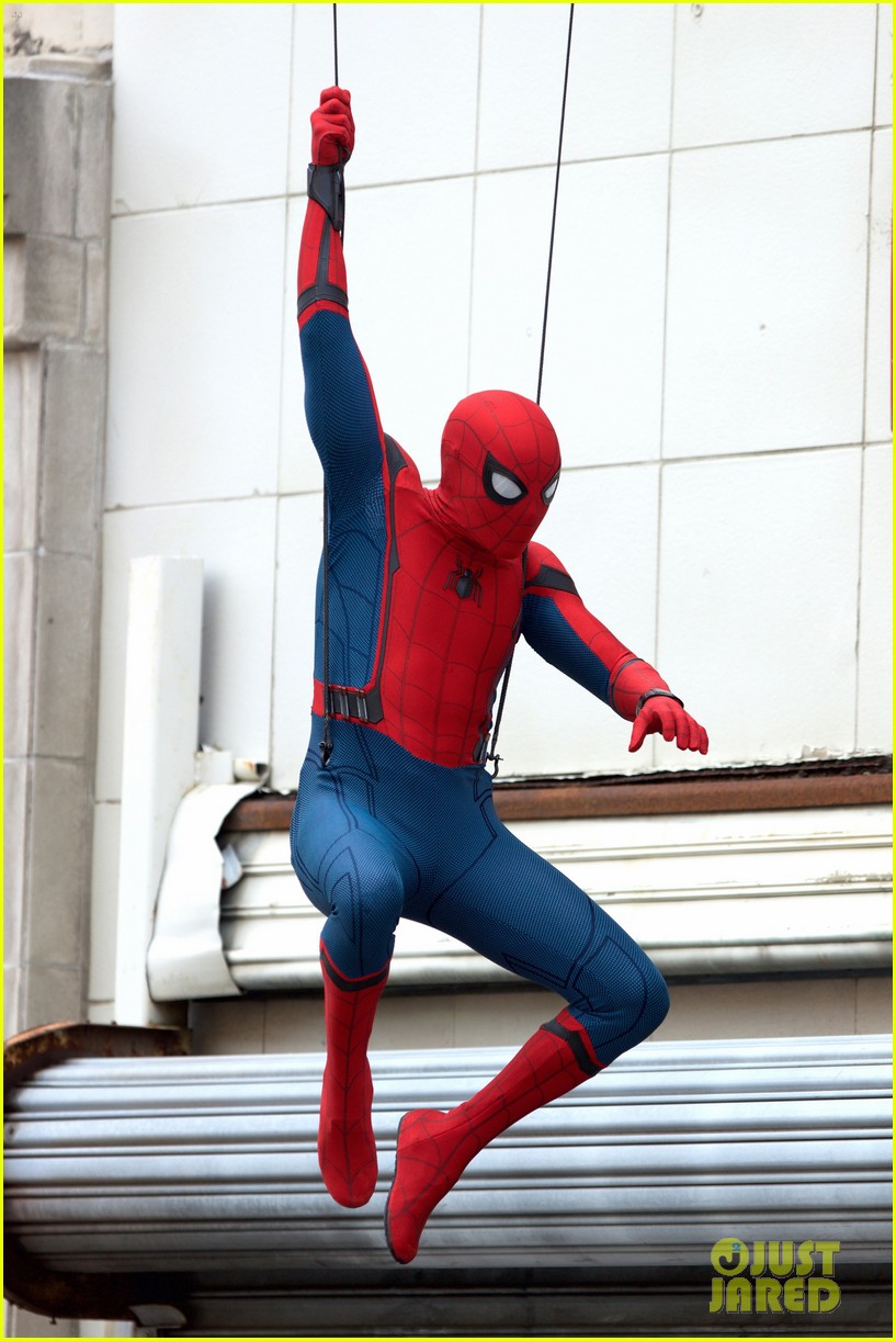 spider man swings into action on set 01