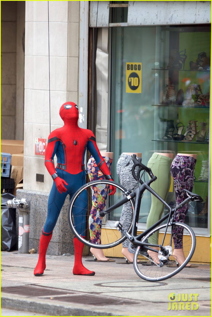 spider man swings into action on set 11