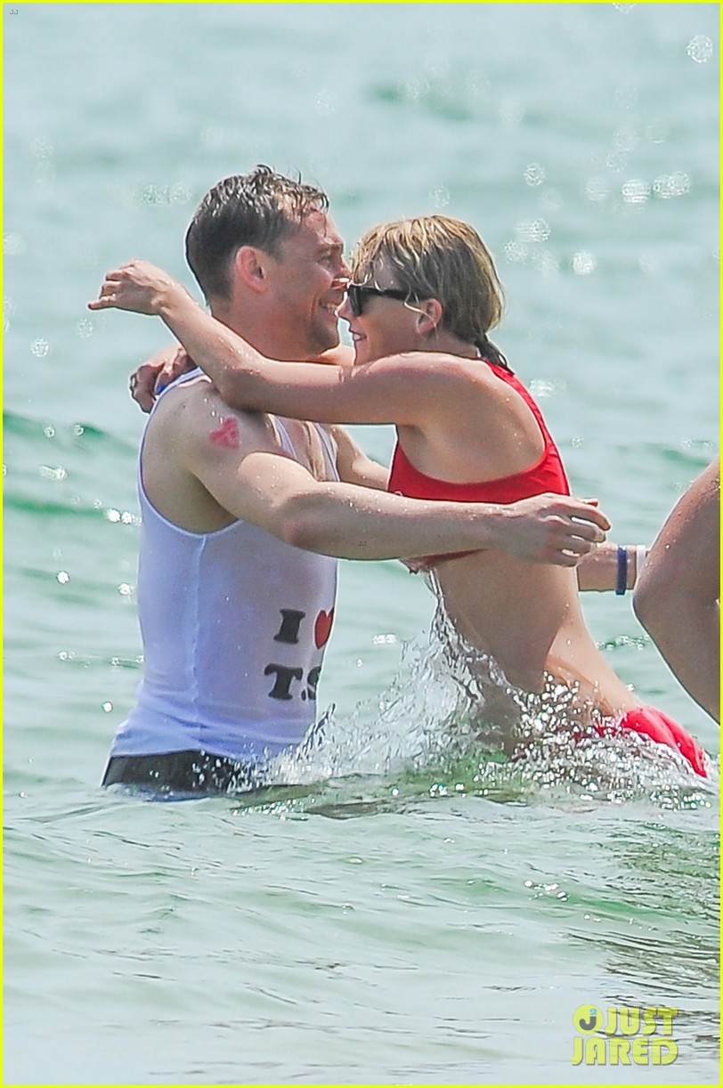 taylor swift tom hiddleston hug hold hands pre july 4th party 02