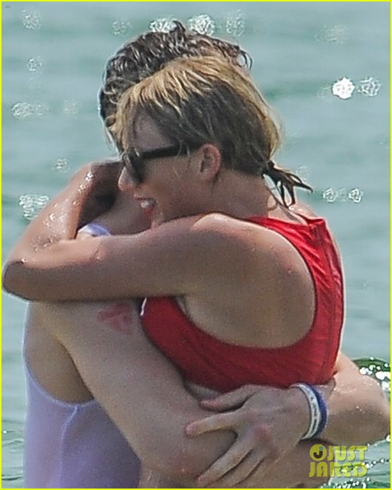 taylor swift tom hiddleston hug hold hands pre july 4th party 11
