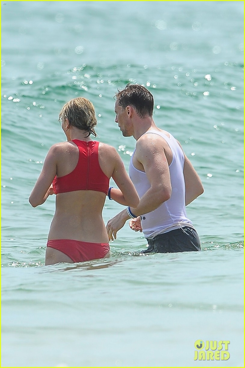 taylor swift tom hiddleston hug hold hands pre july 4th party 12