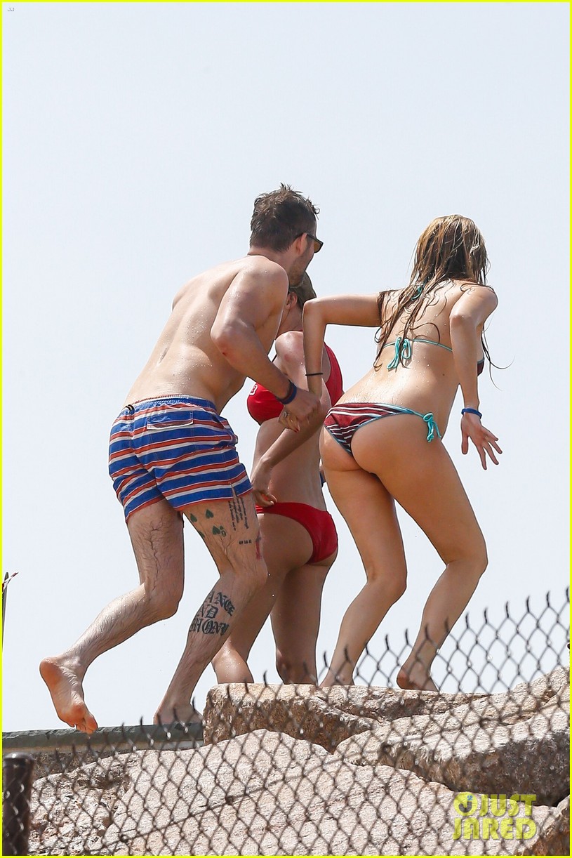 taylor swift tom hiddleston hug hold hands pre july 4th party 14