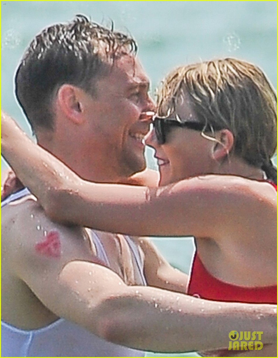 taylor swift tom hiddleston hug hold hands pre july 4th party 15
