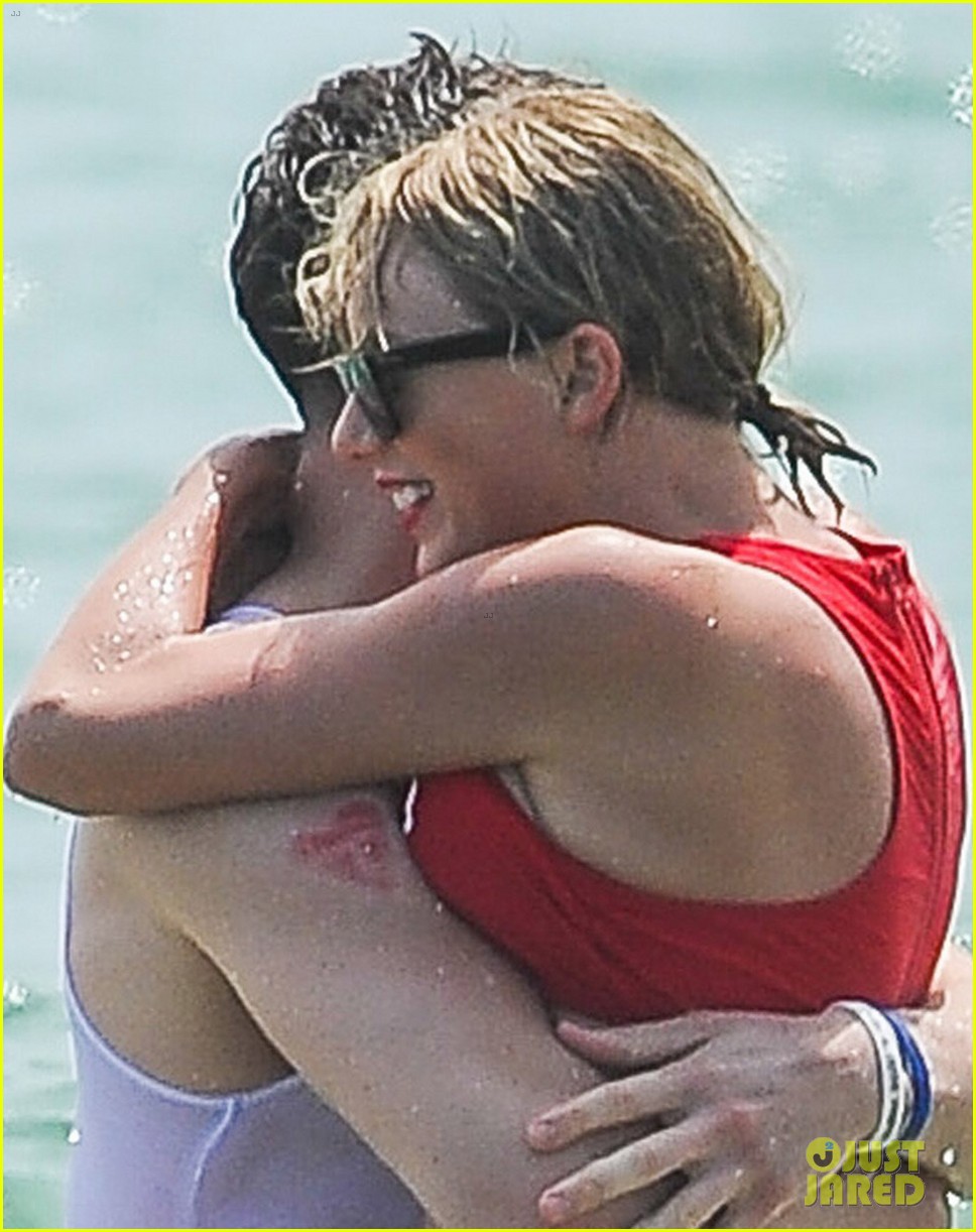 taylor swift tom hiddleston hug hold hands pre july 4th party 17
