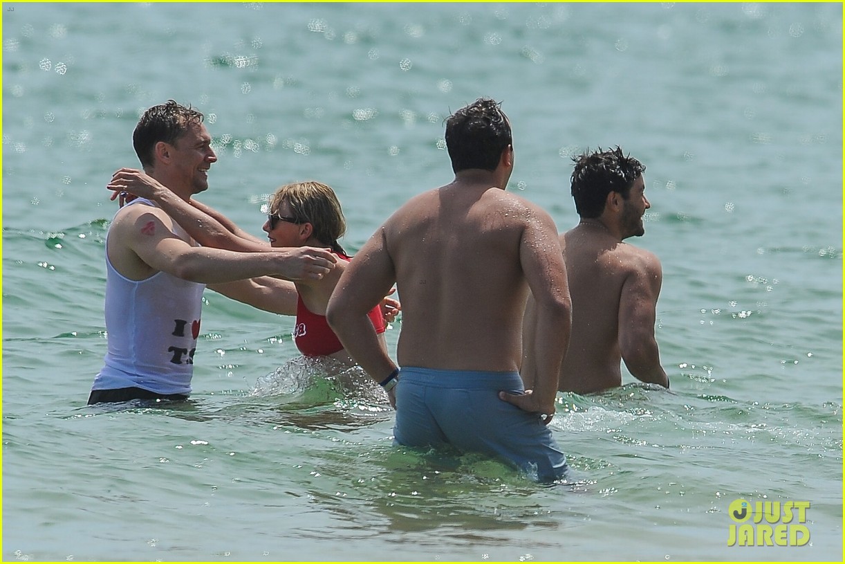 taylor swift tom hiddleston hug hold hands pre july 4th party 22