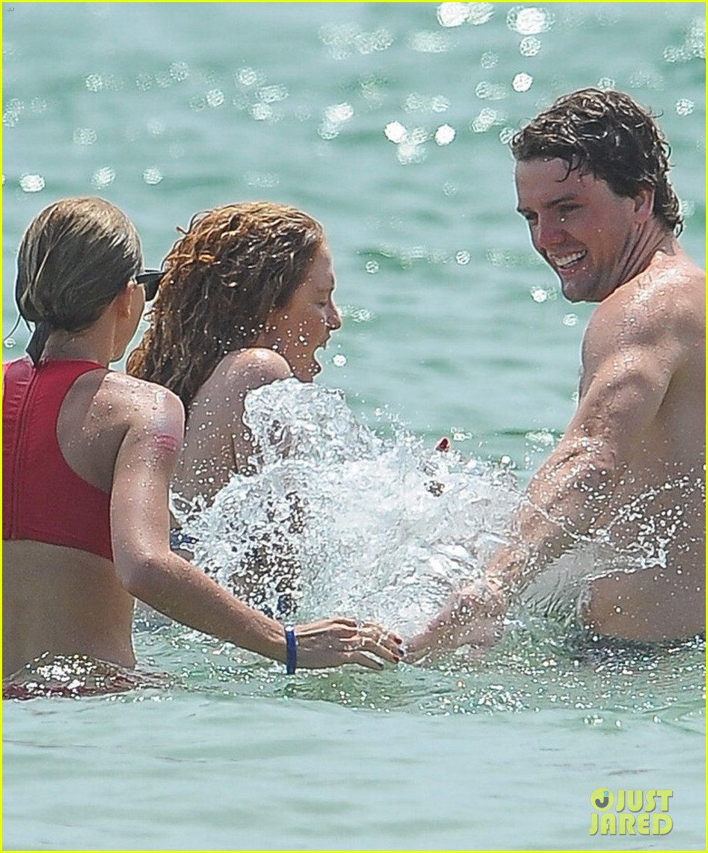 taylor swift tom hiddleston hug hold hands pre july 4th party 30