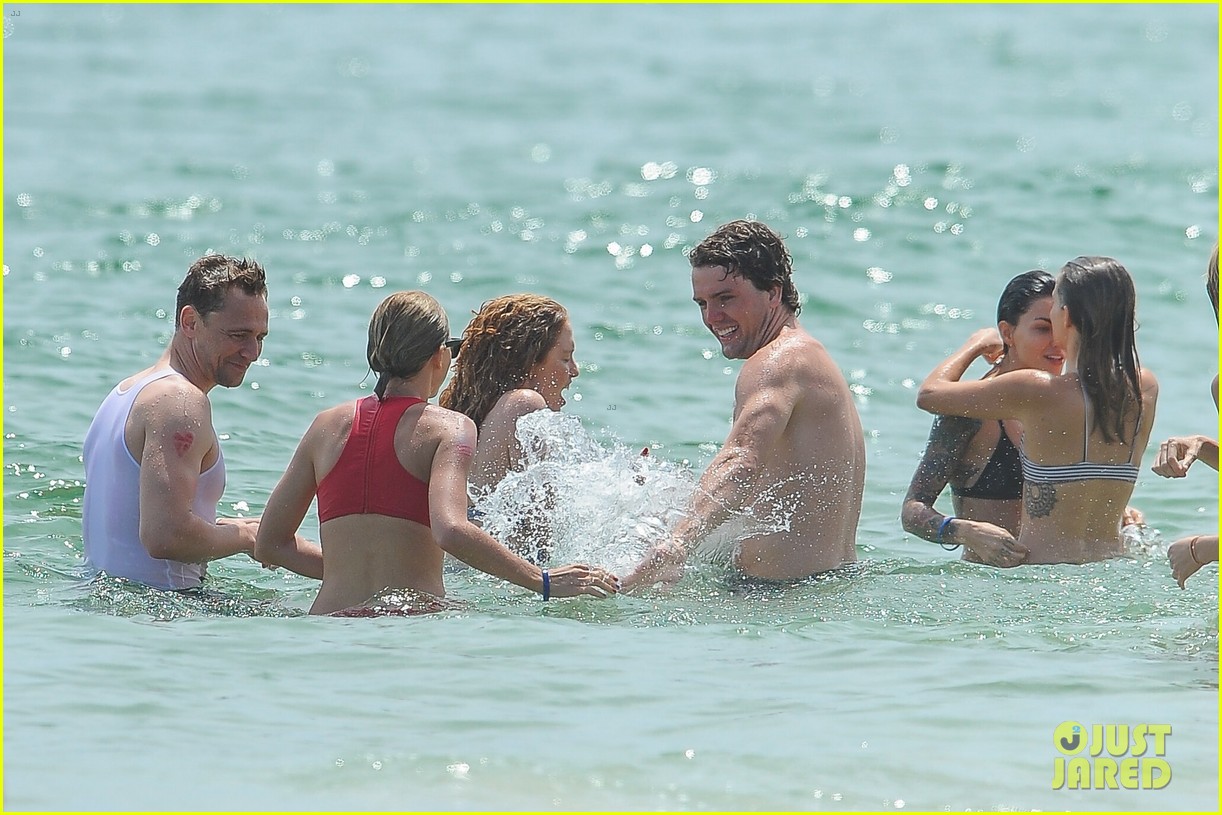 taylor swift tom hiddleston hug hold hands pre july 4th party 32