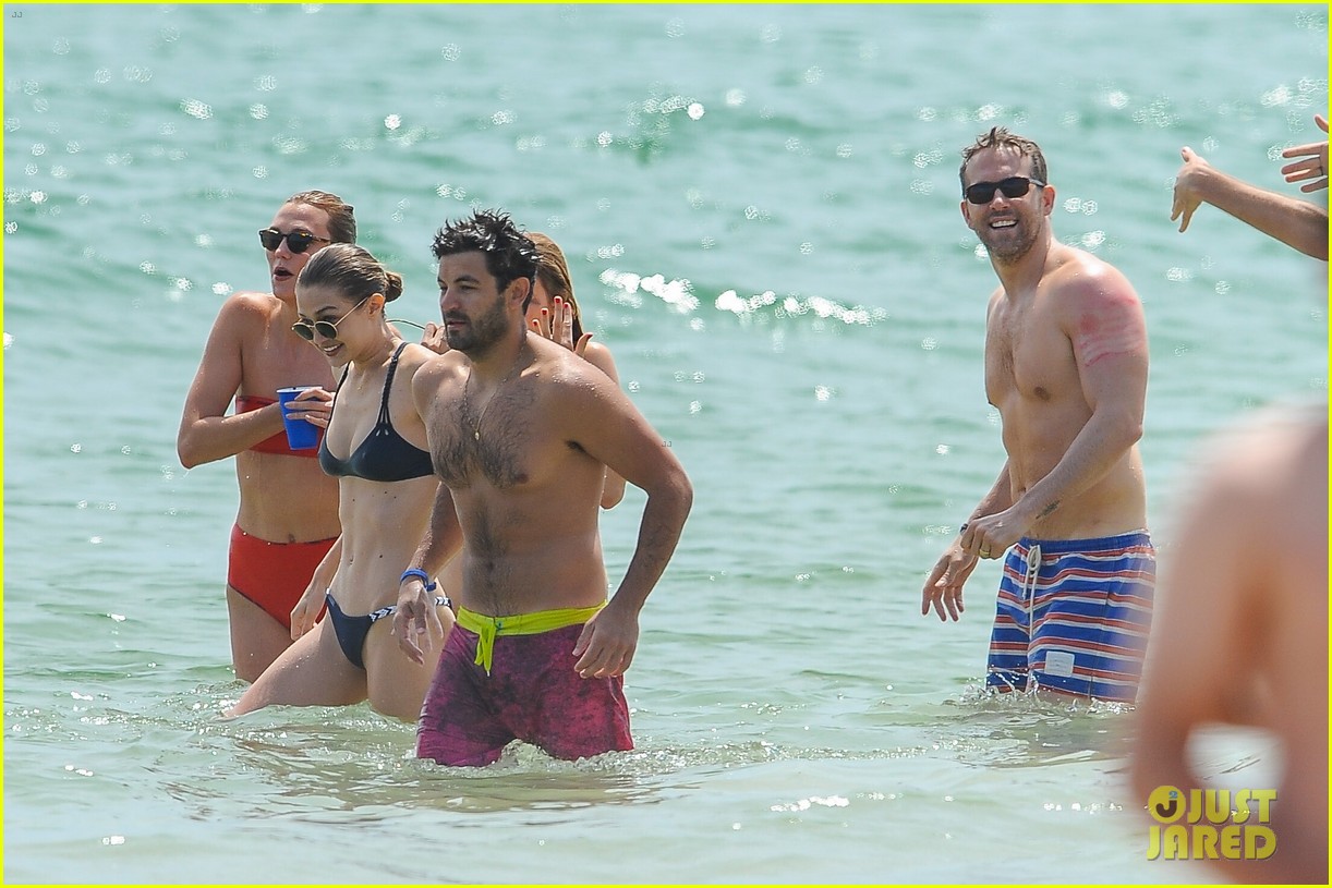 taylor swift tom hiddleston hug hold hands pre july 4th party 33
