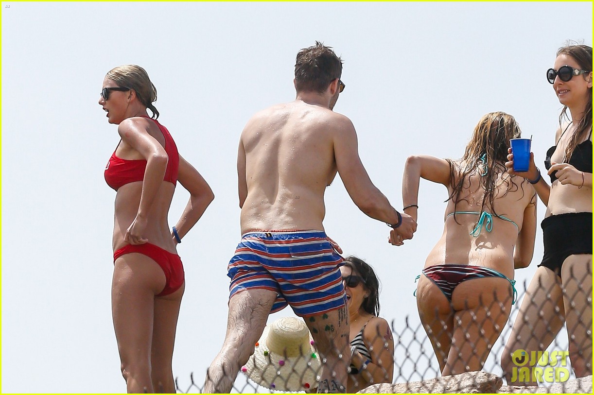 taylor swift tom hiddleston hug hold hands pre july 4th party 34