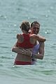 taylor swift tom hiddleston hug hold hands pre july 4th party 08