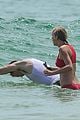 taylor swift tom hiddleston hug hold hands pre july 4th party 19