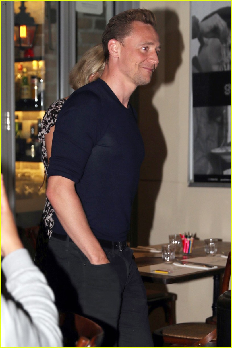 taylor swift tom hiddleston hold hands for romantic dinner date 17