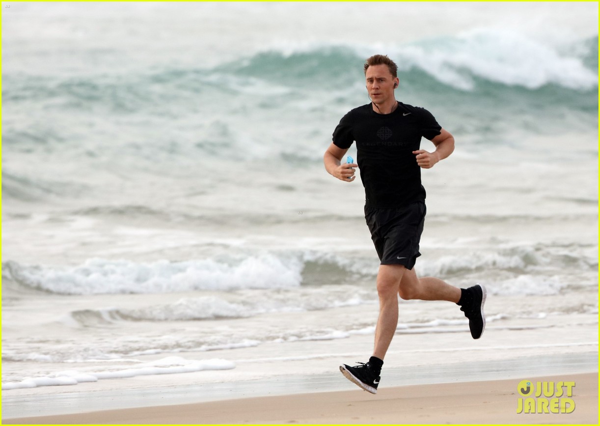 taylor swift tom hiddleston step out separately australia 07