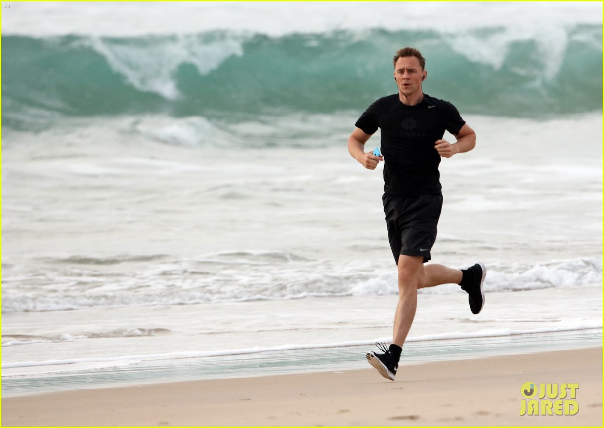 taylor swift tom hiddleston step out separately australia 11