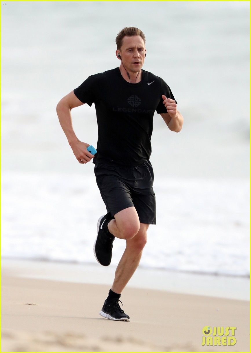 taylor swift tom hiddleston step out separately australia 12