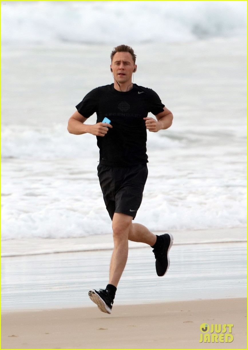 taylor swift tom hiddleston step out separately australia 15