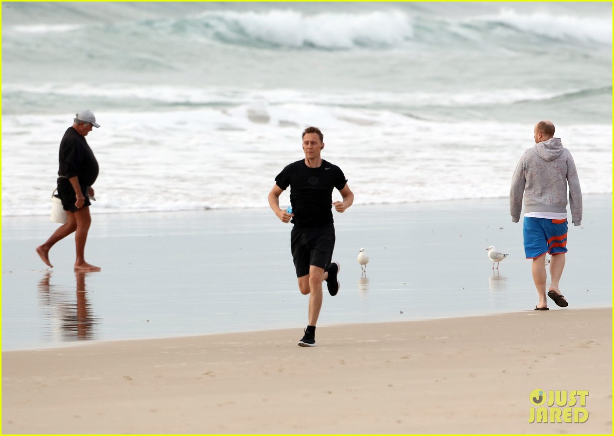 taylor swift tom hiddleston step out separately australia 26