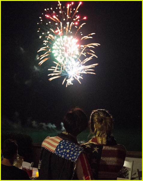 taylor swift her squad wish everyone a happy fourth of july 01
